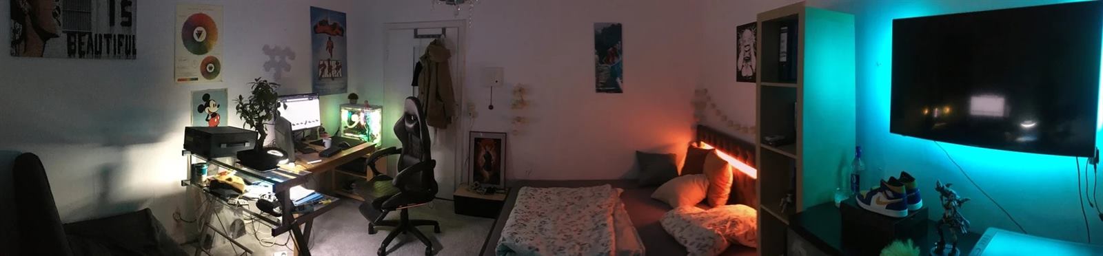 Mein Zimmer — Arbeitsplatz, Bett, Poster und RGB-Licht